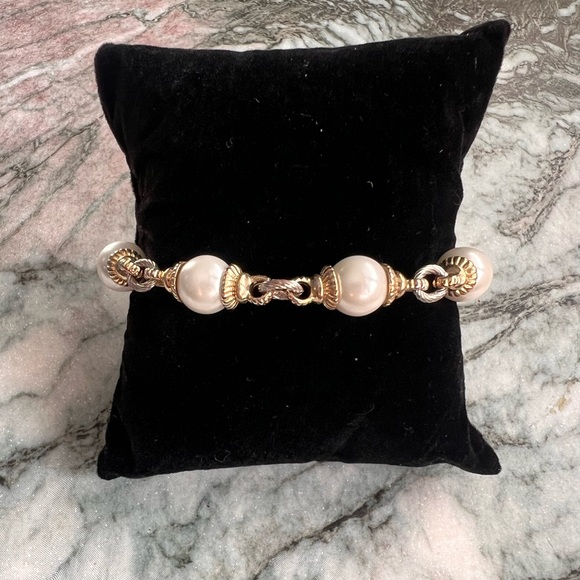 Unbranded Jewelry - Pearl Bead Toggle Bracelet Gold Tone Wire Wrapped 7.5” EUC